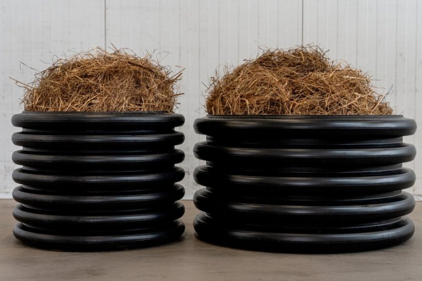 Nádoba na vodu a krmivo